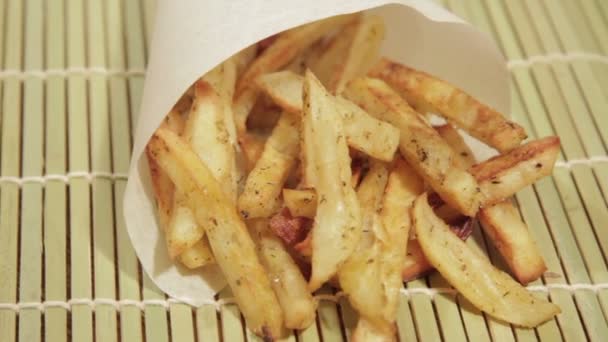 Palitos de patata caseros en bolsa de papel . — Vídeos de Stock