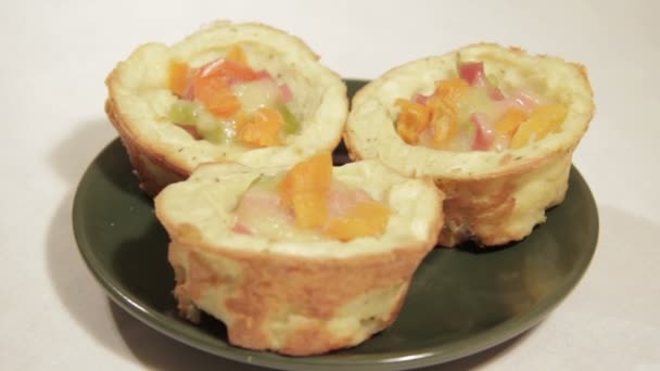 Delicious breakfast in potato basket with sausage and vegetables. — Stock Video