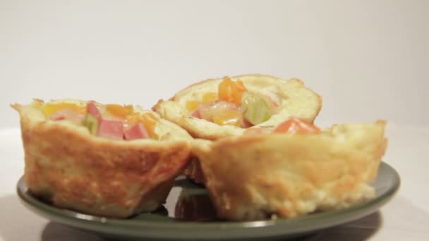 Вкусный завтрак в картофельной корзине с колбасой и овощами . — стоковое видео