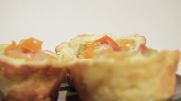 Délicieux petit déjeuner dans un panier de pommes de terre avec saucisse et légumes . — Video