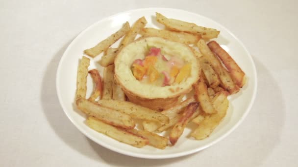 Delicioso desayuno en canasta de patatas con salchichas y verduras . — Vídeos de Stock