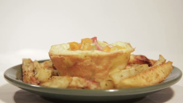 Läcker frukost i potatis korg med korv och grönsaker. — Stockvideo