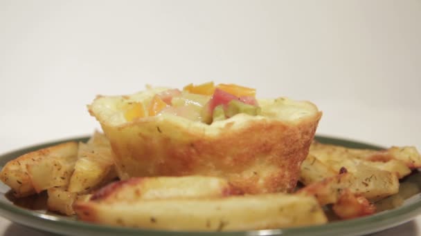 Vynikající snídaně v koši brambory s klobásou a zeleninou. — Stock video