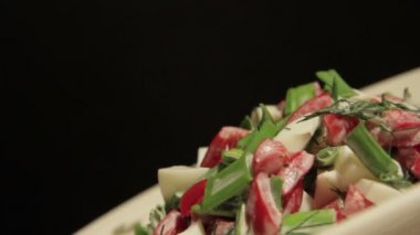 Yumurta, scallions ve biber salatası.