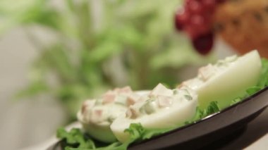 Jambon, biber ve yeşil soğan ile yumurta dolması.