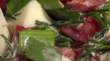 Yumurta, scallions ve biber salatası.