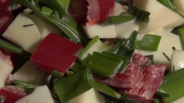 Yumurta, scallions ve biber salatası.