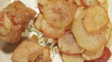 Ev yemek tavuk ve patates.