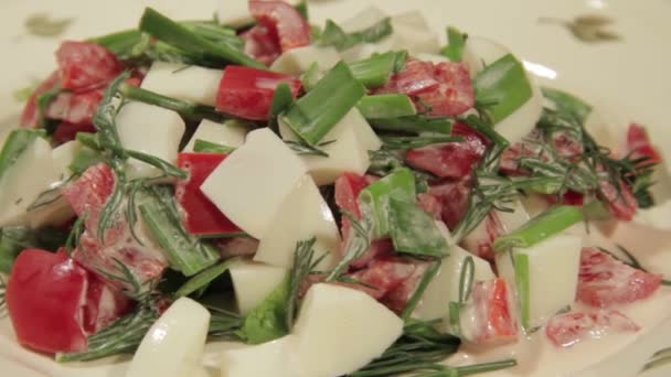 Salat aus Eiern, Zwiebeln und Paprika. — Stockvideo