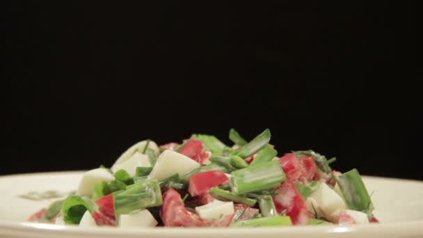 Yumurta, scallions ve biber salatası. — Stok video