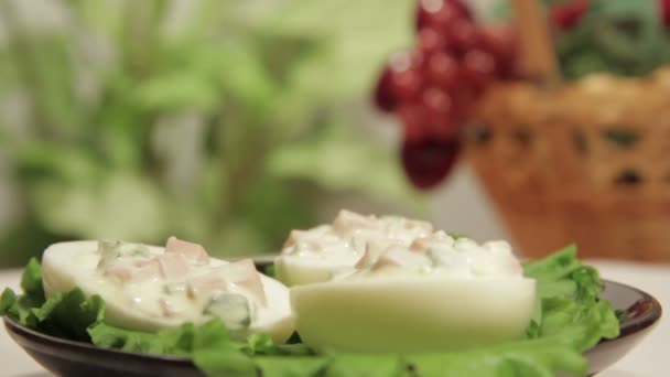 Gefüllte Eier mit Schinken, Paprika und grünen Zwiebeln. — Stockvideo