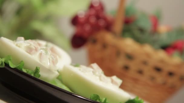 Ovos recheados com presunto, pimentão e cebola verde . — Vídeo de Stock