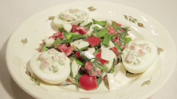 Salade van eieren, lente-uitjes en paprika. — Stockvideo