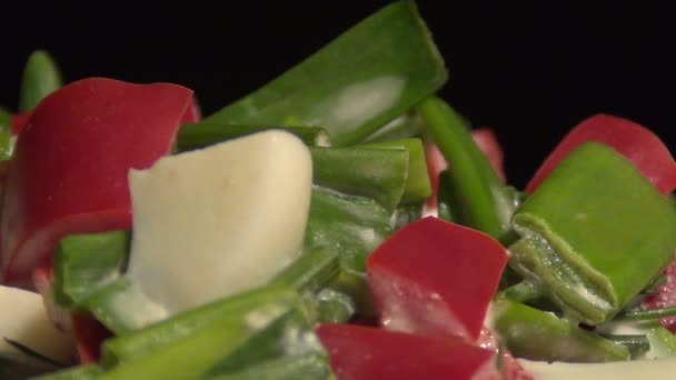 Sallad med ägg, lök och paprika. — Stockvideo