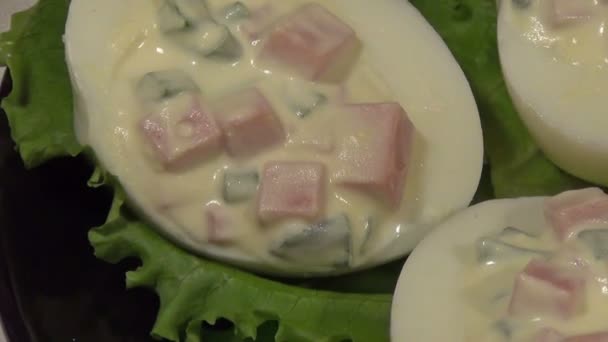 Uova ripiene con prosciutto, peperone e cipolla verde . — Video Stock