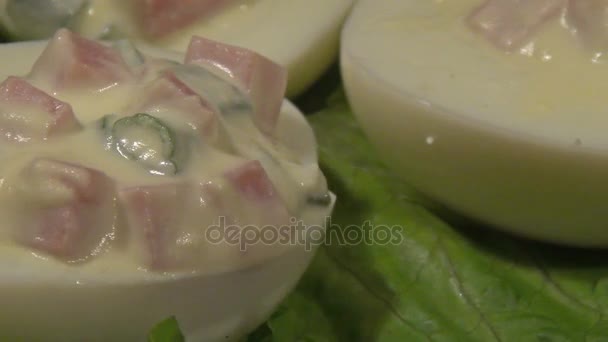 Huevos rellenos con jamón, pimiento y cebolla verde . — Vídeo de stock