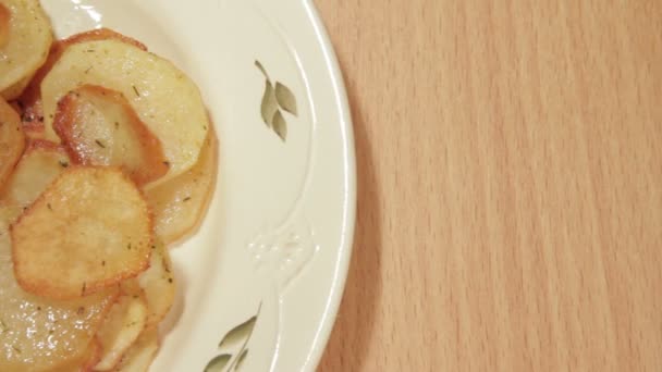 Home meal of chicken and potatoes. — Stock Video