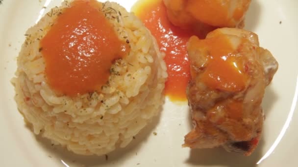 Comida casera de pollo y arroz . — Vídeo de stock