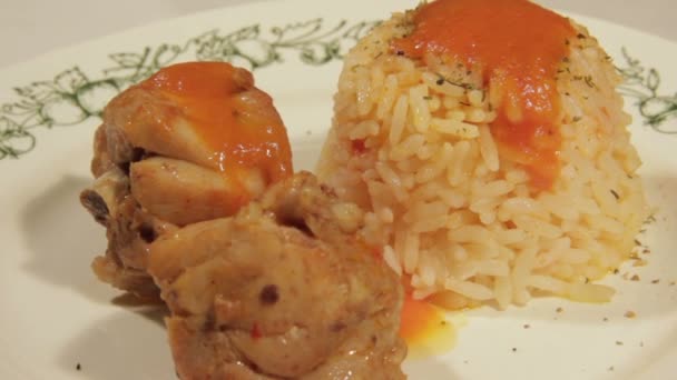 Repas maison de poulet et riz . — Video