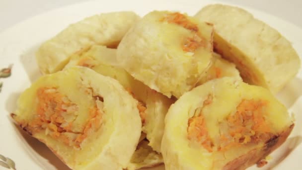 Rollos de patata con relleno de verduras. Alimento vegetariano dietético . — Vídeo de stock