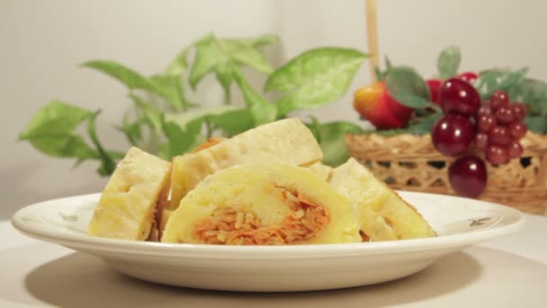 Rollos de patata con relleno de verduras. Alimento vegetariano dietético . — Vídeos de Stock