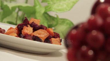 Sebze yemek saati. Beyaz tabakta vejetaryen yemek.