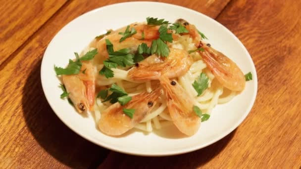 Prato mediterrâneo de espaguete com camarões . — Vídeo de Stock