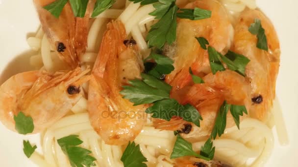 Plato mediterráneo de espaguetis con gambas . — Vídeos de Stock