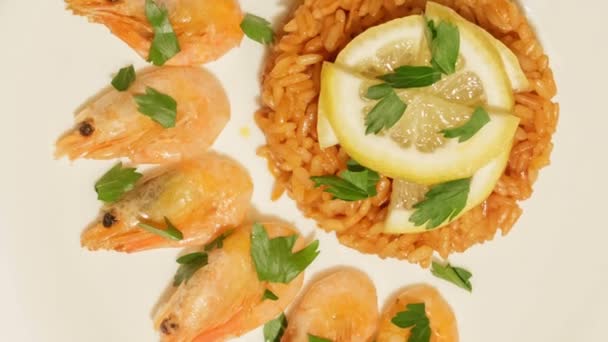 Средиземноморское блюдо из риса с креветками . — стоковое видео