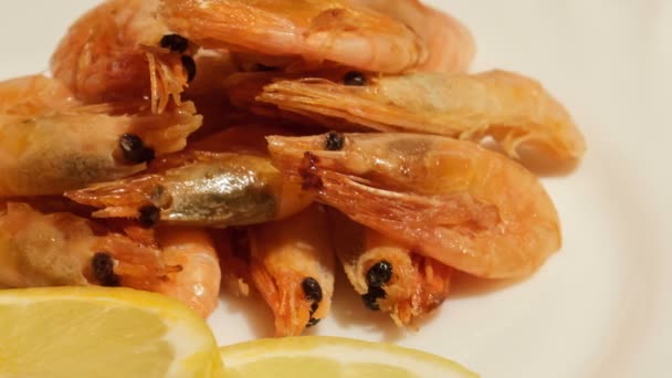 Mediterranes Gericht mit Garnelen. — Stockvideo