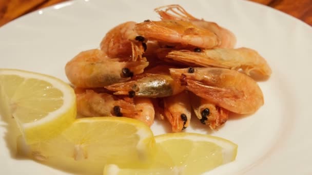 Plat méditerranéen de crevettes . — Video