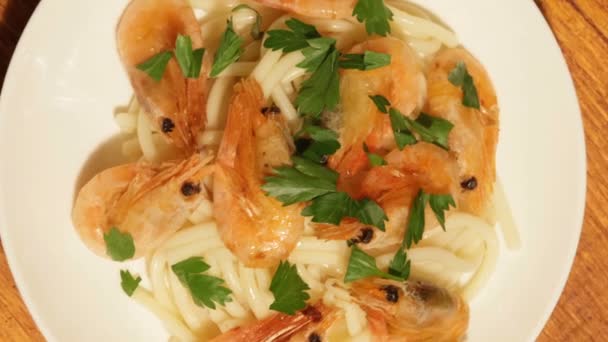Středomořské jídlo špagety s krevetami. — Stock video