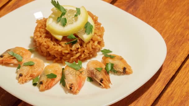 Plato mediterráneo de arroz con camarones . — Vídeo de stock