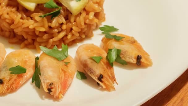 Mediterranean dish of rice with shrimps. — Stock Video