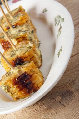 Bir ızgarada pişmiş mısır koçanı