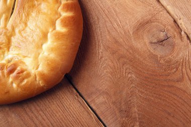 Taze ev yapımı meyve pasta ahşap arka plan üzerinde