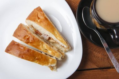 Taze ev yapımı elmalı turta ve bir ahşap zemin üzerine sütlü çay