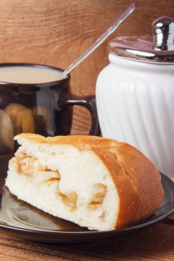 Taze ev yapımı elmalı turta ve bir ahşap zemin üzerine sütlü çay