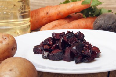 Sebze salatası için pişmiş kırmızı pancar.