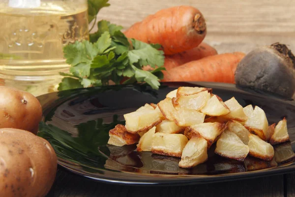Запеченный картофель для овощного салата . — стоковое фото