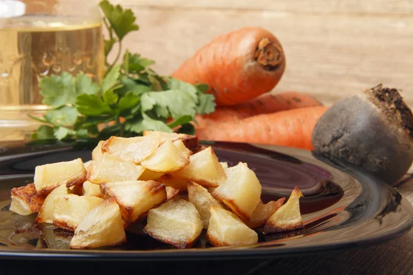 Pečené brambory, zeleninový salát. — Stock fotografie