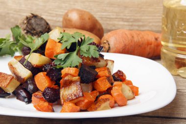 Pişmiş kırmızı pancar, taze havuç ve patates salatası.