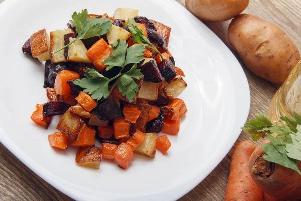 Ensalada de remolacha al horno, zanahorias frescas y patatas . — Foto de Stock