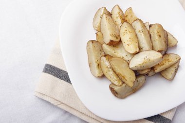 Fırında patates beyaz tabakta. Organik Vejetaryen yiyecekler