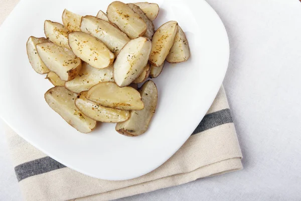 Запеченный картофель на белой тарелке. Органическая вегетарианская еда — стоковое фото