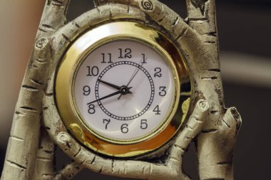 Ahşap çerçeve huş yapılan saat.