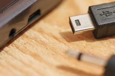 Smartphone-e doğru bağlamak için mikrop Usb bağlamak