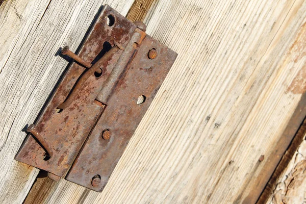 Altes Scheunentor aus Holz mit rostigen Nägeln und Scharnier — Stockfoto