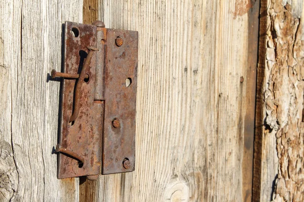 Altes Scheunentor aus Holz mit rostigen Nägeln und Scharnier — Stockfoto