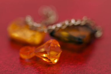 Çok renkli boşluklar boncuk yakın çekim için. Makro fotoğraf kırmızı bir arka plan üzerinde